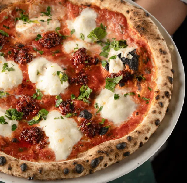 Pizza fra vedfyrt ovn