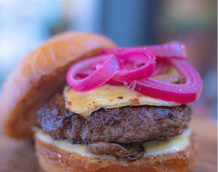 Les alle knepene for en saftigere burger