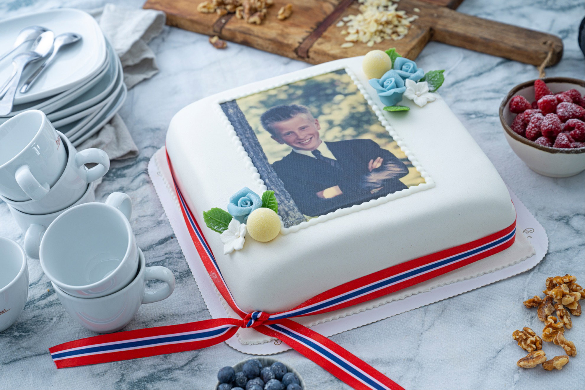 Konfirmasjonskake med printet portrett av konfirmanten